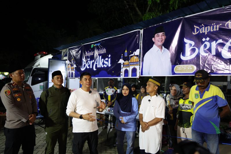 Bupati Tanah Bumbu, Andi Rudi Latif, menunjukkan kepeduliannya terhadap masyarakat melalui kegiatan Sahur On The Road