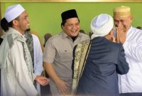 Anggota DPRD Tanah Bumbu Andi Rustianto (tengah) menghadiri Wisuda Kelulusan Kitab dan Khotmil Al-Qur’an 30 Juz di Pondok Pesantren Al Fatah Batulicin, Minggu (05/04/2026).