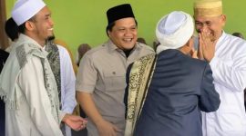 Anggota DPRD Tanah Bumbu Andi Rustianto (tengah) menghadiri Wisuda Kelulusan Kitab dan Khotmil Al-Qur’an 30 Juz di Pondok Pesantren Al Fatah Batulicin, Minggu (05/04/2026).