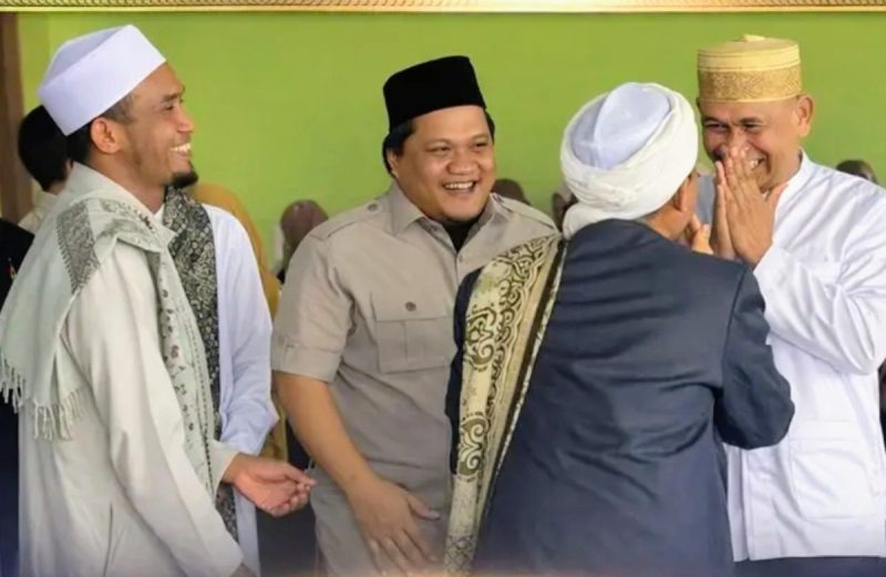Anggota DPRD Tanah Bumbu Andi Rustianto (tengah) menghadiri Wisuda Kelulusan Kitab dan Khotmil Al-Qur’an 30 Juz di Pondok Pesantren Al Fatah Batulicin, Minggu (05/04/2026).