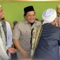 Anggota DPRD Tanah Bumbu Andi Rustianto (tengah) menghadiri Wisuda Kelulusan Kitab dan Khotmil Al-Qur’an 30 Juz di Pondok Pesantren Al Fatah Batulicin, Minggu (05/04/2026).
