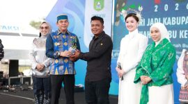 Bupati Tanah Bumbu Andi Rudi Latif menyerahkan secara simbolis bibit Tomat Cherry Stevia kepada perwakilan petani pada pembukaan Aksi Inovasi Tanbu 2026 di Ruang Terbuka Publik, Simpang Empat, Kamis (02/04/2026).