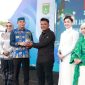 Bupati Tanah Bumbu Andi Rudi Latif menyerahkan secara simbolis bibit Tomat Cherry Stevia kepada perwakilan petani pada pembukaan Aksi Inovasi Tanbu 2026 di Ruang Terbuka Publik, Simpang Empat, Kamis (02/04/2026).