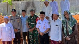 Kegiatan peletakan batu pertama Ponpes Al Mubarok oleh Staf Ahli Bidang Kemasyarakatan dan SDM. (Pelitanusantara.net/Diyan)