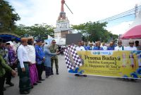 Sekretaris Daerah Tanah Bumbu, Yulian Herawati, secara simbolis melepas Karnaval Mallibu Kampong sebagai pembuka rangkaian Pesona Budaya Mappanre Ri Tasi’e 2026 di Pagatan, Kecamatan Kusan Hilir, Minggu (12/04/2026), disaksikan unsur Forkopimda dan peserta berkostum adat.