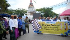 Sekretaris Daerah Tanah Bumbu, Yulian Herawati, secara simbolis melepas Karnaval Mallibu Kampong sebagai pembuka rangkaian Pesona Budaya Mappanre Ri Tasi’e 2026 di Pagatan, Kecamatan Kusan Hilir, Minggu (12/04/2026), disaksikan unsur Forkopimda dan peserta berkostum adat.