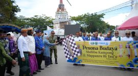 Sekretaris Daerah Tanah Bumbu, Yulian Herawati, secara simbolis melepas Karnaval Mallibu Kampong sebagai pembuka rangkaian Pesona Budaya Mappanre Ri Tasi’e 2026 di Pagatan, Kecamatan Kusan Hilir, Minggu (12/04/2026), disaksikan unsur Forkopimda dan peserta berkostum adat.