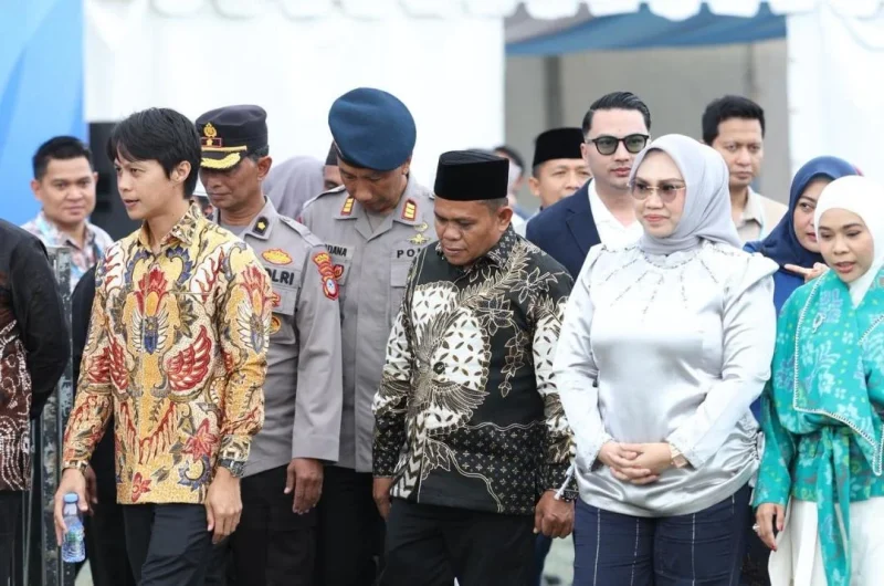 Wakil Ketua I DPRD Tanah Bumbu, H. Hasanuddin (tengah), didampingi Ketua Komisi III DPRD Tanah Bumbu, Andi Asdar Wijaya (kiri) meninjau pelaksanaan Aksi Inovasi Tanbu 2026 di Ruang Terbuka Publik Simpang Empat dalam rangka HUT ke-23 Kabupaten Tanah Bumbu, Kamis (02/04/2026).