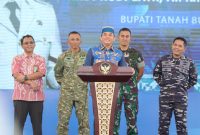 Bupati Tanah Bumbu, Andi Rudi Latif, menyampaikan sambutan saat pembukaan rangkaian kegiatan HUT ke-23 Tanah Bumbu, didampingi unsur TNI dan pejabat daerah di Ruang Terbuka Publik Simpang Empat, Kamis (02/04/2026).