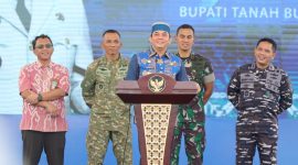 Bupati Tanah Bumbu, Andi Rudi Latif, menyampaikan sambutan saat pembukaan rangkaian kegiatan HUT ke-23 Tanah Bumbu, didampingi unsur TNI dan pejabat daerah di Ruang Terbuka Publik Simpang Empat, Kamis (02/04/2026).