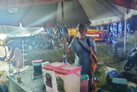 Suparman, pedagang es jus dan es kelapa muda, melayani pembeli di Aksi Inovasi Tanbu 2026 di Simpang Empat, Sabtu (04/04/2026) malam.