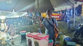 Suparman, pedagang es jus dan es kelapa muda, melayani pembeli di Aksi Inovasi Tanbu 2026 di Simpang Empat, Sabtu (04/04/2026) malam.