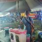 Suparman, pedagang es jus dan es kelapa muda, melayani pembeli di Aksi Inovasi Tanbu 2026 di Simpang Empat, Sabtu (04/04/2026) malam.