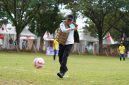 Bupati Tanah Bumbu, Andi Rudi Latif, melakukan tendangan pertama sebagai tanda resmi dibukanya Turnamen Sepakbola Piala Bupati Tanah Bumbu 2026 di Lapangan Sepakbola 7 Februari, Pagatan, Kecamatan Kusan Hilir, Selasa (07/04/2026).