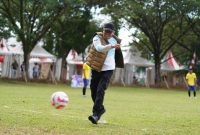 Bupati Tanah Bumbu, Andi Rudi Latif, melakukan tendangan pertama sebagai tanda resmi dibukanya Turnamen Sepakbola Piala Bupati Tanah Bumbu 2026 di Lapangan Sepakbola 7 Februari, Pagatan, Kecamatan Kusan Hilir, Selasa (07/04/2026).
