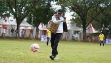 Bupati Tanah Bumbu, Andi Rudi Latif, melakukan tendangan pertama sebagai tanda resmi dibukanya Turnamen Sepakbola Piala Bupati Tanah Bumbu 2026 di Lapangan Sepakbola 7 Februari, Pagatan, Kecamatan Kusan Hilir, Selasa (07/04/2026).