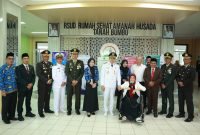 Bupati Tanah Bumbu Andi Rudi Latif (Tengah) bersama jajaran pejabat, tenaga medis, dan unsur Forkopimda berfoto bersama di lobi RSUD Rumah Sehat Amanah Husada Tanah Bumbu usai agenda penguatan layanan kesehatan, Senin (13/04/2026).