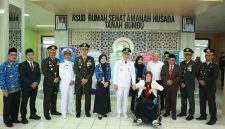 Bupati Tanah Bumbu Andi Rudi Latif (Tengah) bersama jajaran pejabat, tenaga medis, dan unsur Forkopimda berfoto bersama di lobi RSUD Rumah Sehat Amanah Husada Tanah Bumbu usai agenda penguatan layanan kesehatan, Senin (13/04/2026).