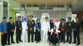 Bupati Tanah Bumbu Andi Rudi Latif (Tengah) bersama jajaran pejabat, tenaga medis, dan unsur Forkopimda berfoto bersama di lobi RSUD Rumah Sehat Amanah Husada Tanah Bumbu usai agenda penguatan layanan kesehatan, Senin (13/04/2026).