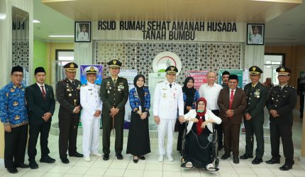 Bupati Tanah Bumbu Andi Rudi Latif (Tengah) bersama jajaran pejabat, tenaga medis, dan unsur Forkopimda berfoto bersama di lobi RSUD Rumah Sehat Amanah Husada Tanah Bumbu usai agenda penguatan layanan kesehatan, Senin (13/04/2026).