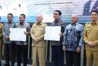Bupati Tanah Bumbu Andi Rudi Latif saat menghadiri penandatanganan kontrak proyek Jembatan Pulau Laut di Banjarbaru.