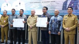 Bupati Tanah Bumbu Andi Rudi Latif saat menghadiri penandatanganan kontrak proyek Jembatan Pulau Laut di Banjarbaru.