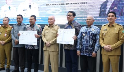 Bupati Tanah Bumbu Andi Rudi Latif saat menghadiri penandatanganan kontrak proyek Jembatan Pulau Laut di Banjarbaru.