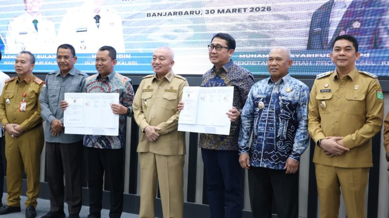 Bupati Tanah Bumbu Andi Rudi Latif saat menghadiri penandatanganan kontrak proyek Jembatan Pulau Laut di Banjarbaru.