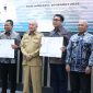 Bupati Tanah Bumbu Andi Rudi Latif saat menghadiri penandatanganan kontrak proyek Jembatan Pulau Laut di Banjarbaru.