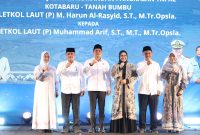 Bupati Tanah Bumbu Andi Rudi Latif bersama jajaran dan tamu undangan berfoto bersama usai kegiatan pisah sambut dan ramah tamah serah terima jabatan Danlanal Kotabaru–Tanah Bumbu di Ruang Terbuka Publik Simpang Empat, Kamis (02/04/2026).