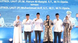 Bupati Tanah Bumbu Andi Rudi Latif bersama jajaran dan tamu undangan berfoto bersama usai kegiatan pisah sambut dan ramah tamah serah terima jabatan Danlanal Kotabaru–Tanah Bumbu di Ruang Terbuka Publik Simpang Empat, Kamis (02/04/2026).