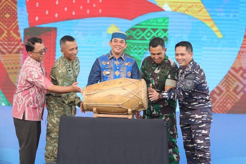 Bupati Tanah Bumbu Andi Rudi Latif saat membuka secara resmi Aksi Inovasi Tanbu 2026 dalam rangka HUT ke-23 di Ruang Terbuka Publik Simpang Empat, Kamis (02/04/2026).
