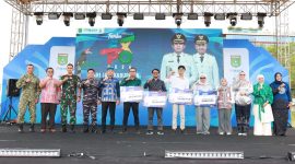 Bupati Tanah Bumbu Andi Rudi Latif bersama jajaran Forkopimda, Ketua Dekranasda, serta para pemenang Lomba Desain Logo HUT ke-23 Tanah Bumbu berfoto bersama usai penyerahan hadiah pada pembukaan Aksi Inovasi Tanbu 2026 di Ruang Terbuka Publik Simpang Empat, Kamis (02/04/2026).