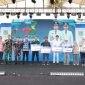 Bupati Tanah Bumbu Andi Rudi Latif bersama jajaran Forkopimda, Ketua Dekranasda, serta para pemenang Lomba Desain Logo HUT ke-23 Tanah Bumbu berfoto bersama usai penyerahan hadiah pada pembukaan Aksi Inovasi Tanbu 2026 di Ruang Terbuka Publik Simpang Empat, Kamis (02/04/2026).