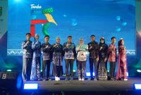 Bupati Tanah Bumbu, Andi Rudi Latif, bersama Ketua Dekranasda Andi Irmayani Rudi Latif berfoto dengan para model usai penampilan koleksi Tenun Pagatan pada Fashion Show Dekranasda dalam rangkaian Aksi Inovasi Tanbu 2026 di Ruang Terbuka Publik Simpang Empat.