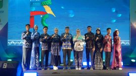 Bupati Tanah Bumbu, Andi Rudi Latif, bersama Ketua Dekranasda Andi Irmayani Rudi Latif berfoto dengan para model usai penampilan koleksi Tenun Pagatan pada Fashion Show Dekranasda dalam rangkaian Aksi Inovasi Tanbu 2026 di Ruang Terbuka Publik Simpang Empat.