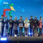Bupati Tanah Bumbu, Andi Rudi Latif, bersama Ketua Dekranasda Andi Irmayani Rudi Latif berfoto dengan para model usai penampilan koleksi Tenun Pagatan pada Fashion Show Dekranasda dalam rangkaian Aksi Inovasi Tanbu 2026 di Ruang Terbuka Publik Simpang Empat.