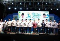 Bupati Tanah Bumbu Andi Rudi Latif bersama Ustadz Aa Hilman Fauzi dan jajaran Forkopimda serta tokoh agama berfoto bersama usai Tabligh Akbar Aksi Inovasi 2026 dalam rangka Hari Jadi ke-23 Kabupaten Tanah Bumbu di Ruang Terbuka Publik Simpang Empat, Kamis (02/04/2026).