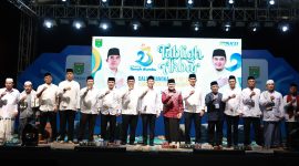 Bupati Tanah Bumbu Andi Rudi Latif bersama Ustadz Aa Hilman Fauzi dan jajaran Forkopimda serta tokoh agama berfoto bersama usai Tabligh Akbar Aksi Inovasi 2026 dalam rangka Hari Jadi ke-23 Kabupaten Tanah Bumbu di Ruang Terbuka Publik Simpang Empat, Kamis (02/04/2026).
