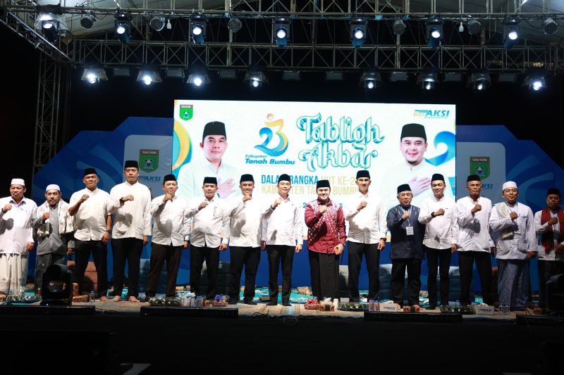 Bupati Tanah Bumbu Andi Rudi Latif bersama Ustadz Aa Hilman Fauzi dan jajaran Forkopimda serta tokoh agama berfoto bersama usai Tabligh Akbar Aksi Inovasi 2026 dalam rangka Hari Jadi ke-23 Kabupaten Tanah Bumbu di Ruang Terbuka Publik Simpang Empat, Kamis (02/04/2026).