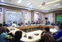 Suasana rapat dengar pendapat (RDP) Komisi II DPRD Kabupaten Tanah Bumbu bersama Dinas Koperasi, Usaha Mikro, Perdagangan dan Perindustrian serta pihak kontraktor membahas perkembangan penataan pedagang pasar Bumi Pangeran Pagatan di ruang rapat DPRD Tanah Bumbu, Kamis (02/04/2026)