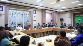 Suasana rapat dengar pendapat (RDP) Komisi II DPRD Kabupaten Tanah Bumbu bersama Dinas Koperasi, Usaha Mikro, Perdagangan dan Perindustrian serta pihak kontraktor membahas perkembangan penataan pedagang pasar Bumi Pangeran Pagatan di ruang rapat DPRD Tanah Bumbu, Kamis (02/04/2026)