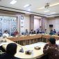Suasana rapat dengar pendapat (RDP) Komisi II DPRD Kabupaten Tanah Bumbu bersama Dinas Koperasi, Usaha Mikro, Perdagangan dan Perindustrian serta pihak kontraktor membahas perkembangan penataan pedagang pasar Bumi Pangeran Pagatan di ruang rapat DPRD Tanah Bumbu, Kamis (02/04/2026)