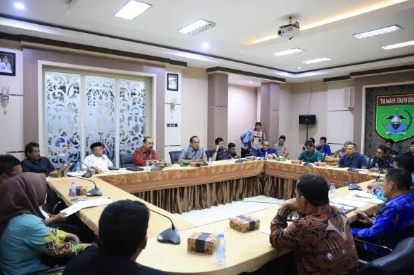 Suasana rapat dengar pendapat (RDP) Komisi II DPRD Kabupaten Tanah Bumbu bersama Dinas Koperasi, Usaha Mikro, Perdagangan dan Perindustrian serta pihak kontraktor membahas perkembangan penataan pedagang pasar Bumi Pangeran Pagatan di ruang rapat DPRD Tanah Bumbu, Kamis (02/04/2026)