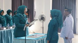 Ketua TP PKK Tanah Bumbu Andi Irmayani Rudi Latif saat mengukuhkan Sumawati sebagai Ketua TP PKK Kecamatan Kusan Hulu di Aula Kantor Camat Kusan Hulu, Sabtu (04/04/2026).