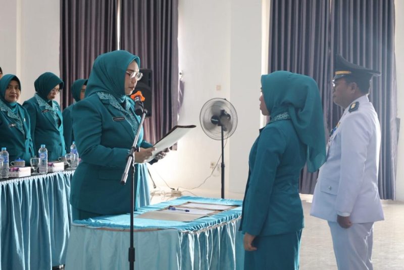 Ketua TP PKK Tanah Bumbu Andi Irmayani Rudi Latif saat mengukuhkan Sumawati sebagai Ketua TP PKK Kecamatan Kusan Hulu di Aula Kantor Camat Kusan Hulu, Sabtu (04/04/2026).