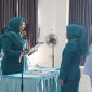 Ketua TP PKK Tanah Bumbu Andi Irmayani Rudi Latif saat mengukuhkan Sumawati sebagai Ketua TP PKK Kecamatan Kusan Hulu di Aula Kantor Camat Kusan Hulu, Sabtu (04/04/2026).