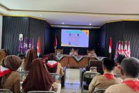 Ketua Kwarcab Pramuka sekaligus Ketua TP PKK Tanah Laut, Hj. Dian Rahmat, saat memberikan sambutan dalam sosialisasi pendataan KTA Nasional 2026 di Aula Dinas Pendidikan Tanah Laut, Senin (06/04/2026). Pelitanusantara.net/Diyan