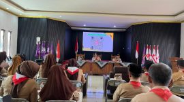 Ketua Kwarcab Pramuka sekaligus Ketua TP PKK Tanah Laut, Hj. Dian Rahmat, saat memberikan sambutan dalam sosialisasi pendataan KTA Nasional 2026 di Aula Dinas Pendidikan Tanah Laut, Senin (06/04/2026). Pelitanusantara.net/Diyan