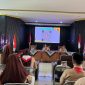 Ketua Kwarcab Pramuka sekaligus Ketua TP PKK Tanah Laut, Hj. Dian Rahmat, saat memberikan sambutan dalam sosialisasi pendataan KTA Nasional 2026 di Aula Dinas Pendidikan Tanah Laut, Senin (06/04/2026). Pelitanusantara.net/Diyan